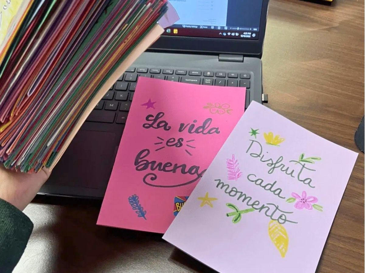Handmade Spanish-language greeting cards created by Plant High School Hispanic Honor Society for Seniors in Service clients and volunteers.